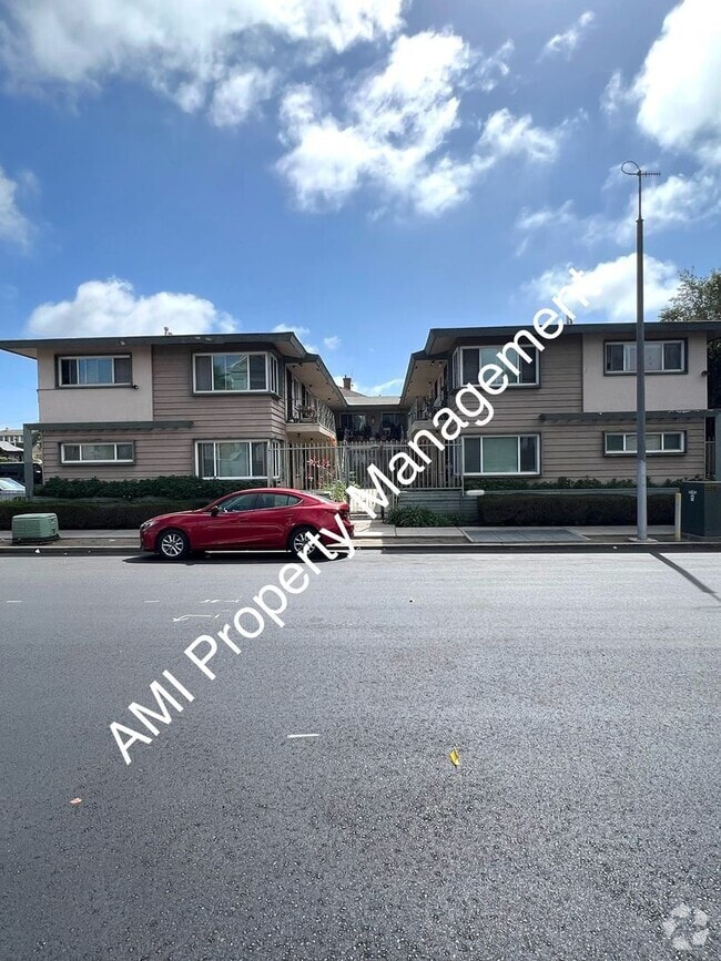 Building Photo - One Bedroom Close to Downtown!!