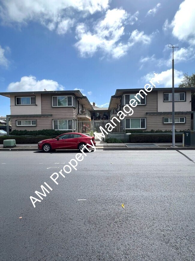 Primary Photo - One Bedroom Close to Downtown!!