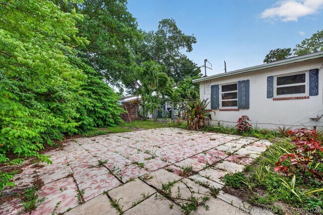 Building Photo - 841 SW 18th Ct