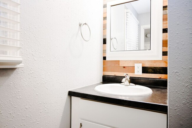 Building Photo - 95 4th Ave S