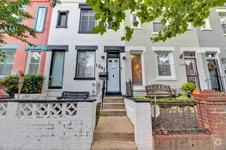 Building Photo - 2 bed/1bath Townhome on Duncan PL