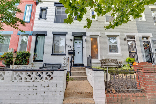 Primary Photo - 2 bed/1bath Townhome on Duncan PL