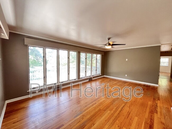 Building Photo - 1139 N Sunset Dr