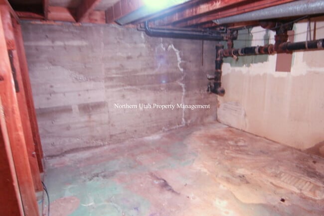 Building Photo - 3 Bed 1 Bath Duplex
