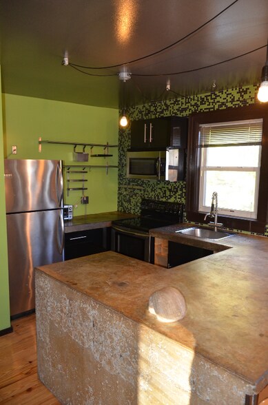 Building Photo - 901 Hepburn St