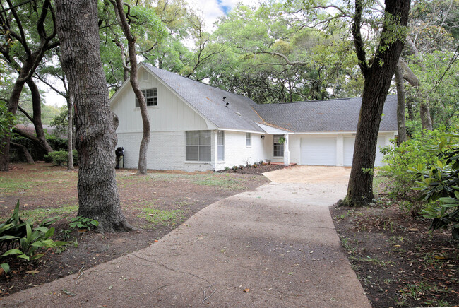 Building Photo - 596 L'Ombre Ct NE