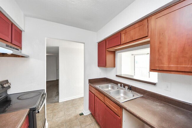 Building Photo - 8100 Creekbend Dr
