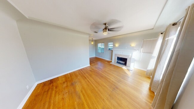 Building Photo - 4BD/3BA, Pool!! BIG house, 1800sqft!!