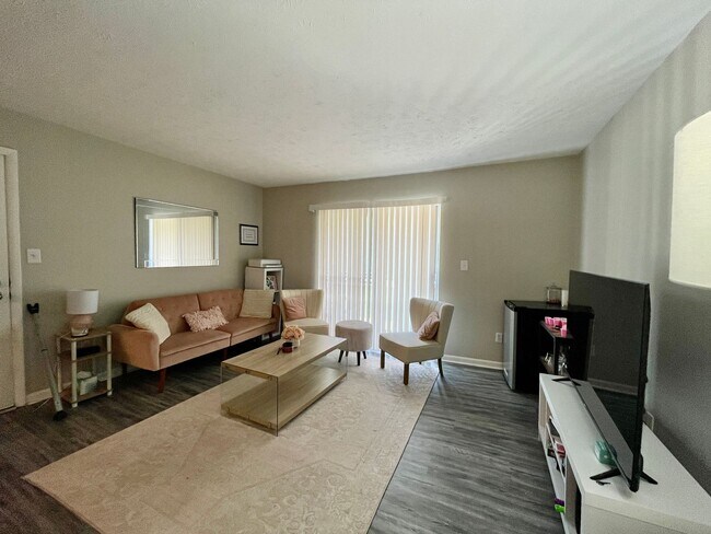 Building Photo - 2 Bedroom Condo Off Alumni!