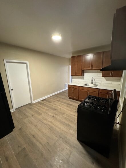 Building Photo - 8364 S Brandon Ave