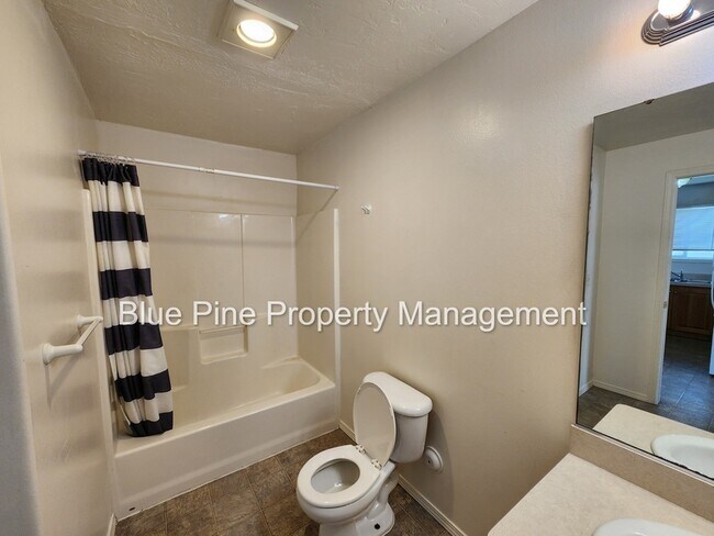 Building Photo - 952 Anne St