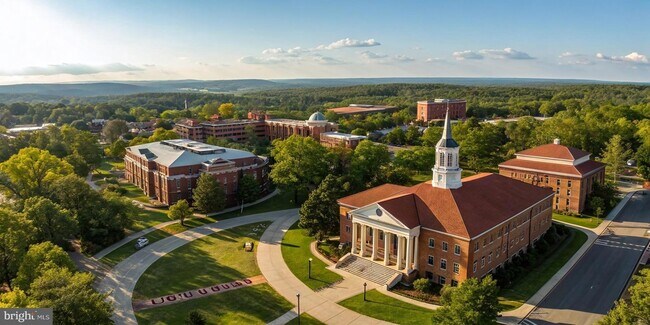 Building Photo - 6012 Westchester Park Dr