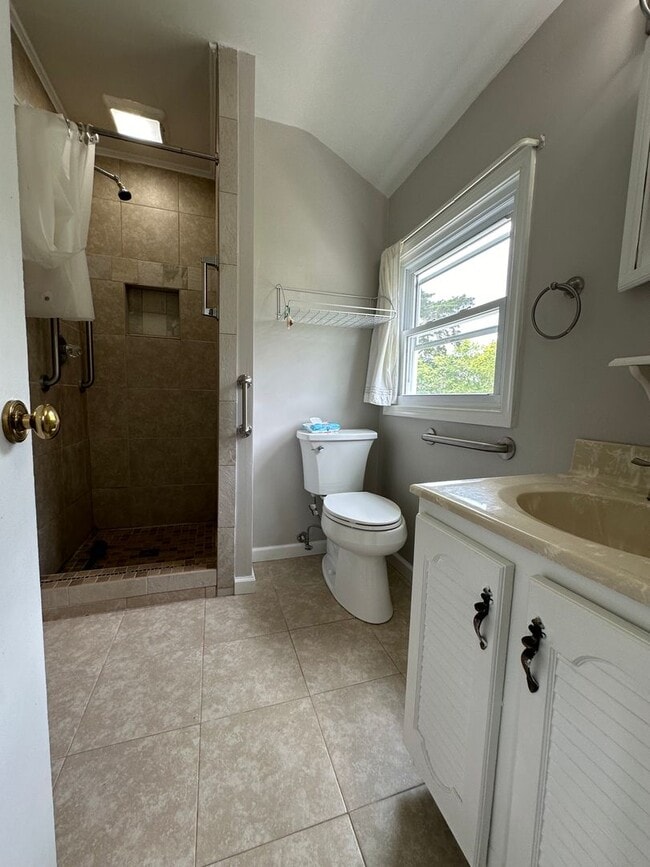 Building Photo - Pembroke Manor-4 bedroom 2.5 bath Single f...