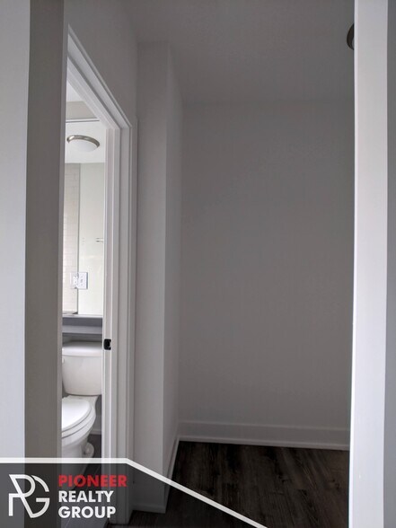 Building Photo - 423 W Belden Ave