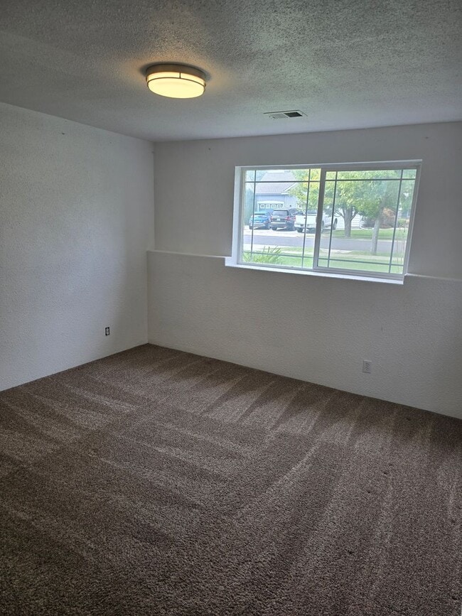 Building Photo - Lovely and spacious 5 bedroom 3 bath Post ...