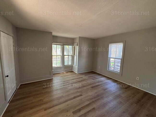 Building Photo - $1100 - 3 bed 1 bath - Single Family Home