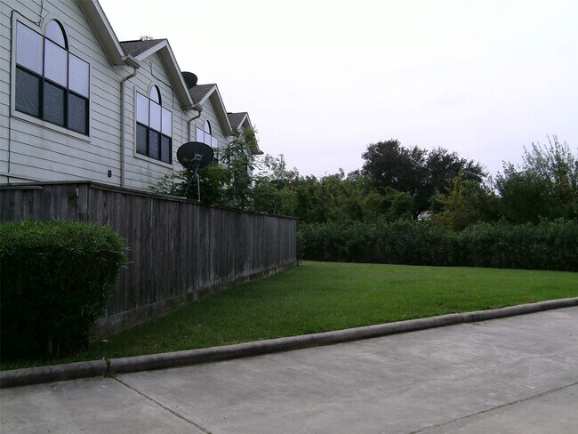 Building Photo - 5941 S Loop E