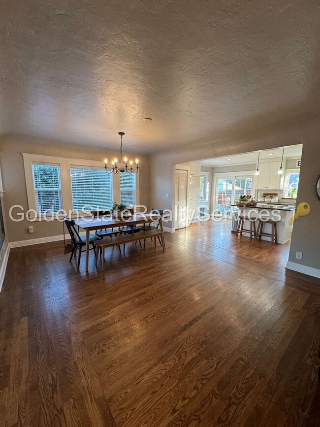 Building Photo - Pleasant St