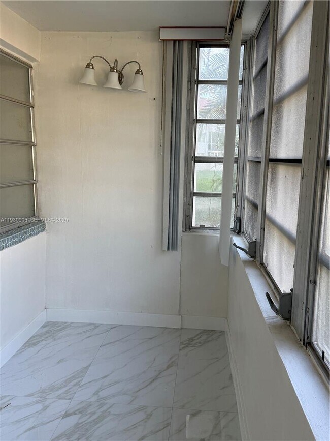 Building Photo - 1400 NE 191st St