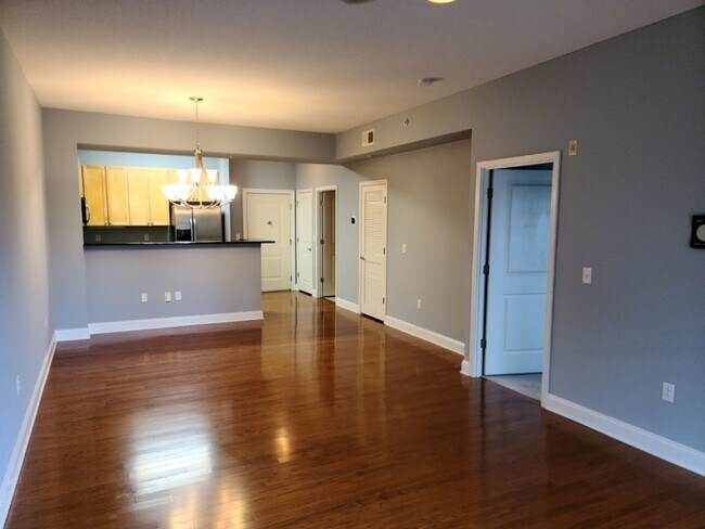 Building Photo - Gorgeous 1 bedroom, 1 bathroom condo in Mo...