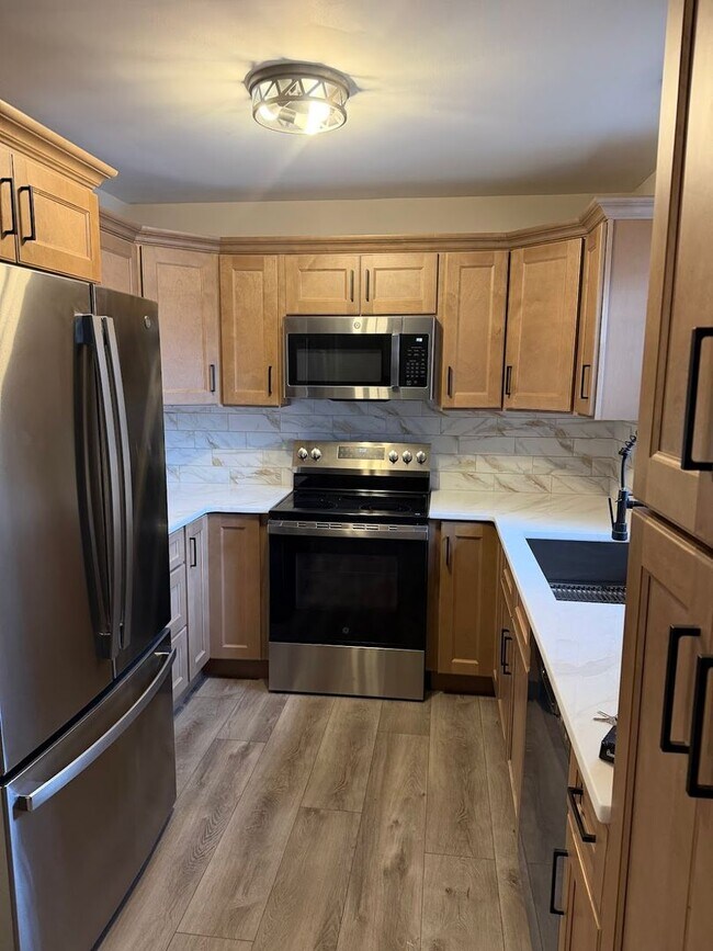 Building Photo - 3 Bedroom Townhouse