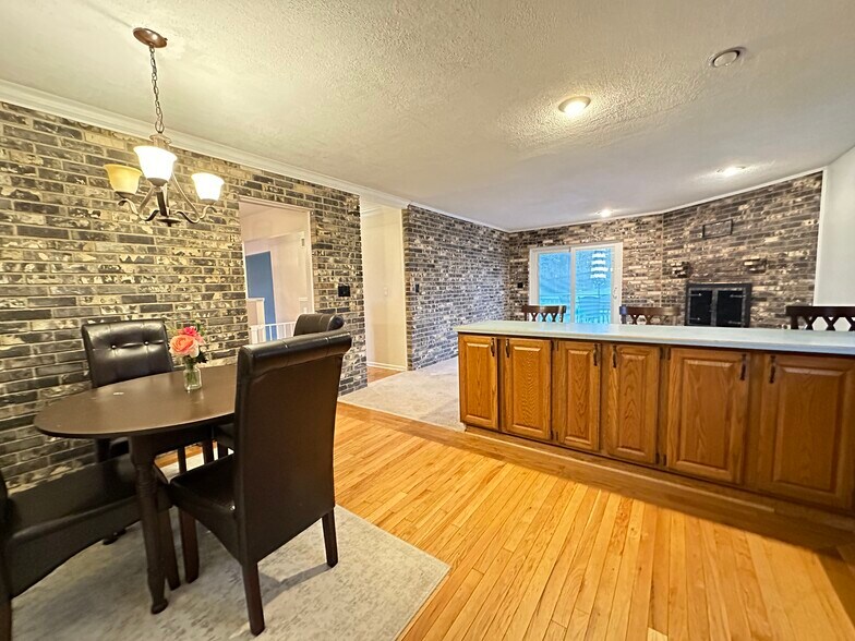 Eat-in kitchen - 5684 Red Oak Dr