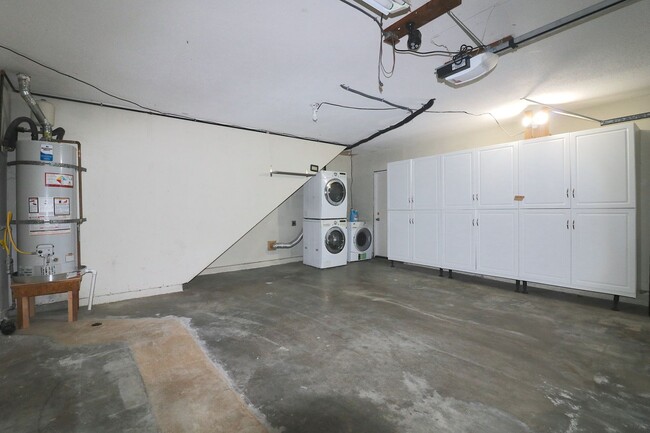 Building Photo - 3 bed/ 2 bath house in University city! Pool/ yard w 2 car garage! Remodeled kitchen and updated ...