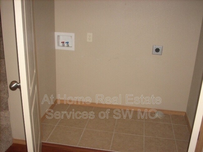 Building Photo - 616 S Rilynn