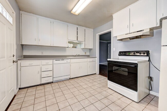 Building Photo - 2144 Pearson Dr