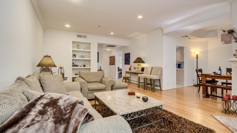 Building Photo - 2025 S Beverly Glen Blvd