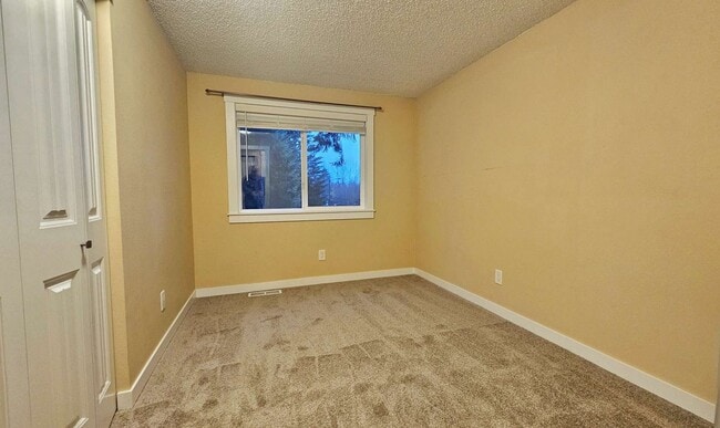 Building Photo - Beautiful 3 Bed 2.5 Bath Tri-level in Beautiful Covington.