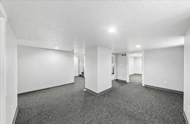 Building Photo - Bright, Spacious Home in Prime Southeast B...