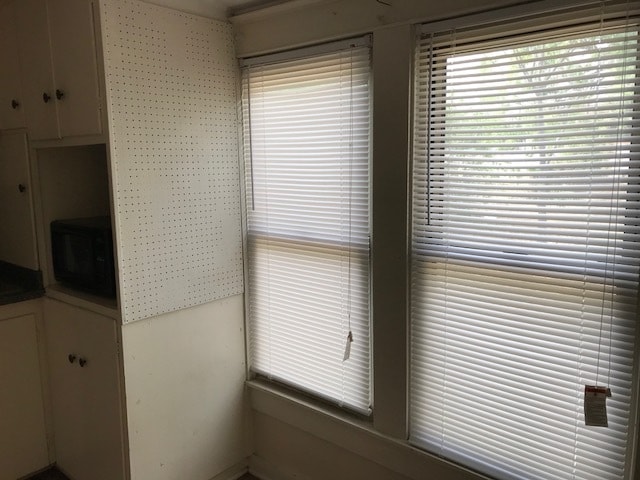 Kitchen - 208 E Twohig Ave