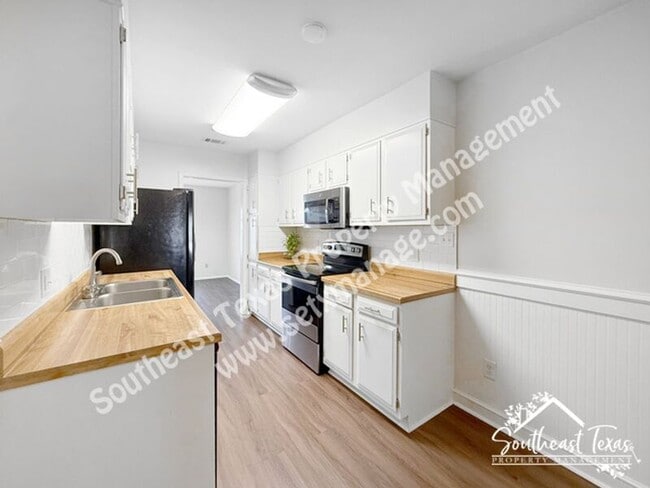 Building Photo - 1099 Sunmeadow Dr