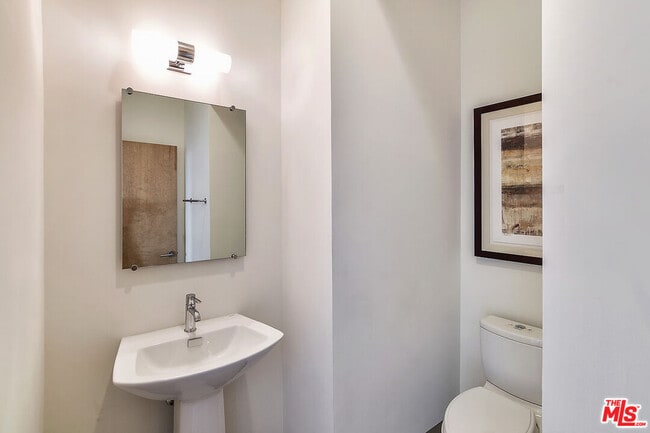 Building Photo - 711 Westbourne Dr