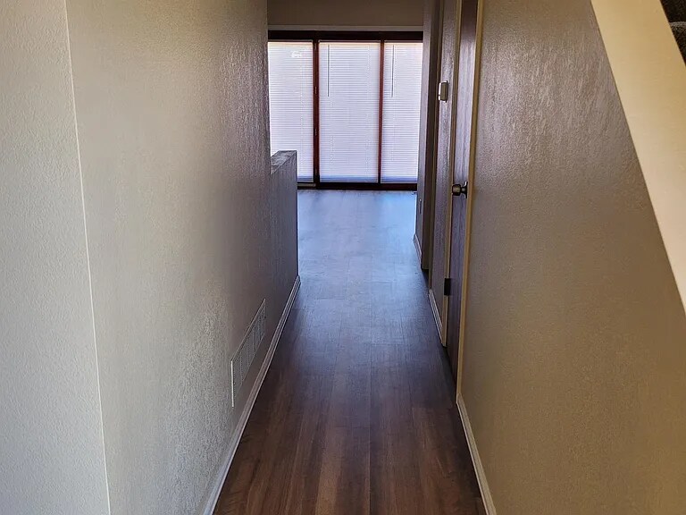 Building Photo - 1247 Holland Park Blvd