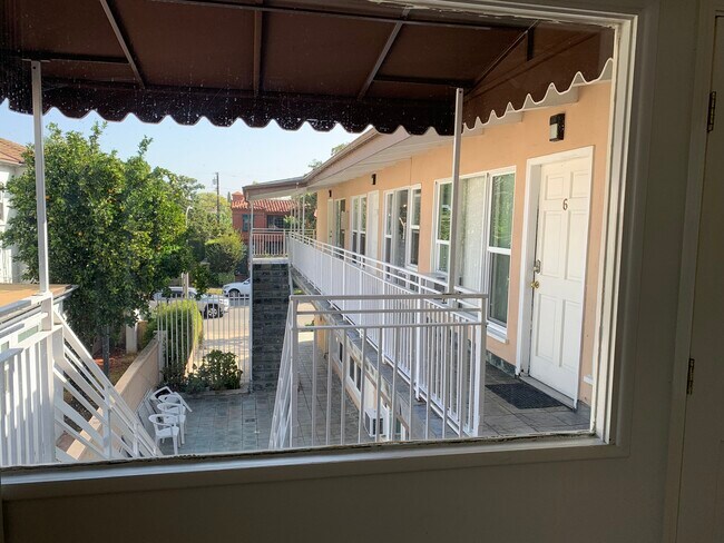 Building Photo - 425 Doheny S Dr