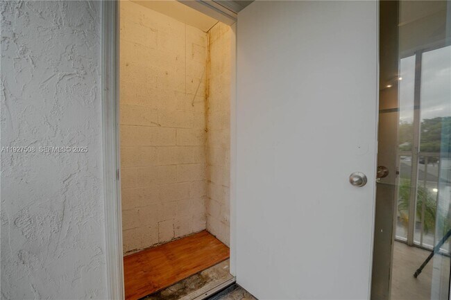 Building Photo - 5686 Rock Island Rd