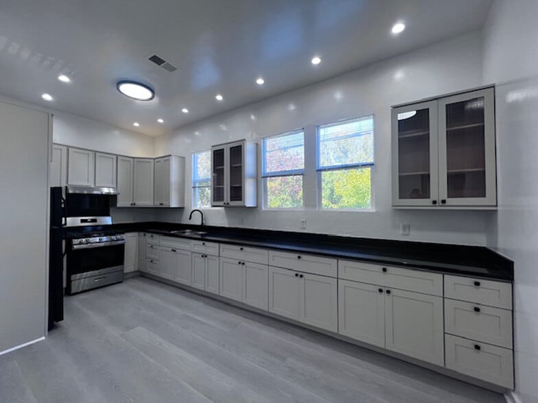 Building Photo - 1039 Peralta St