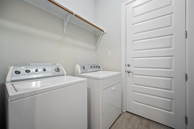 Building Photo - 127 Buteo St