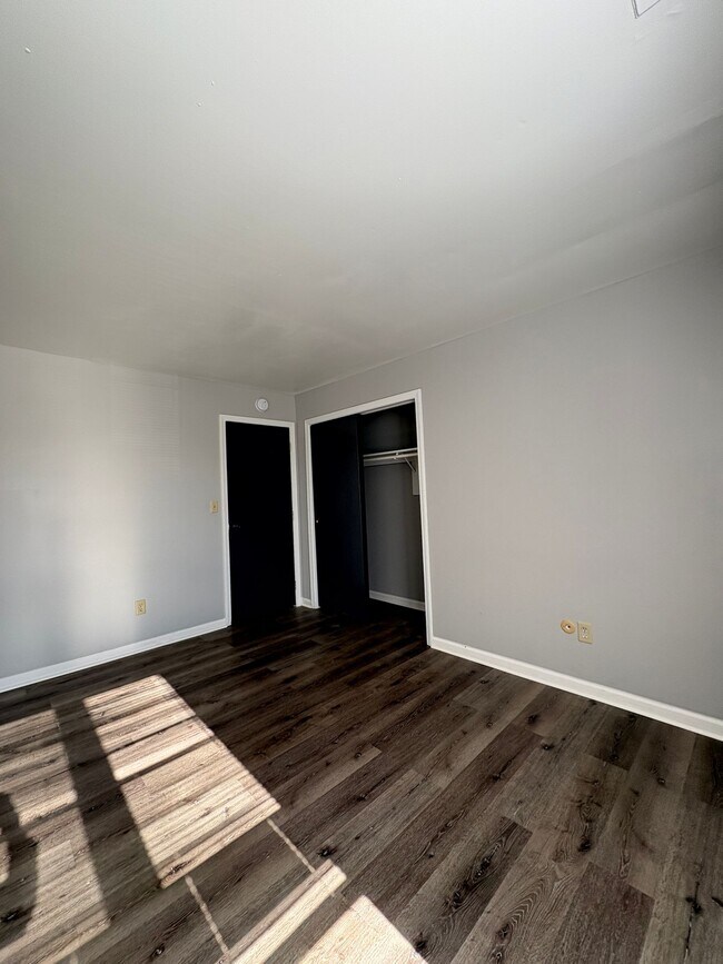 Building Photo - Remington On Rockville Living