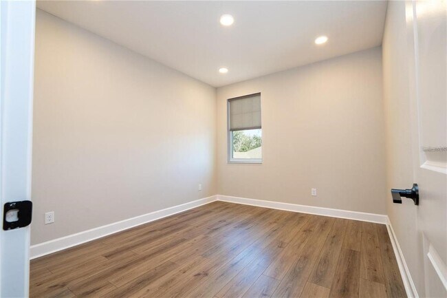 Building Photo - 5090 Shady Pnes Dr