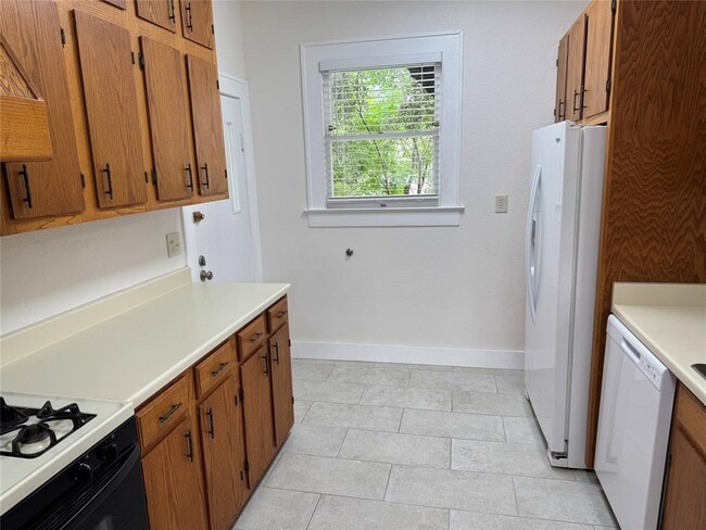 Building Photo - 2842 Shoal Crest Ave