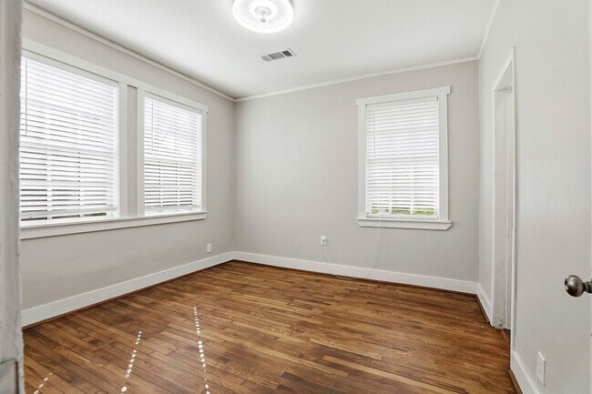 Building Photo - Updated 3BR Home with Large Yard Near Grant Park and Summerhill