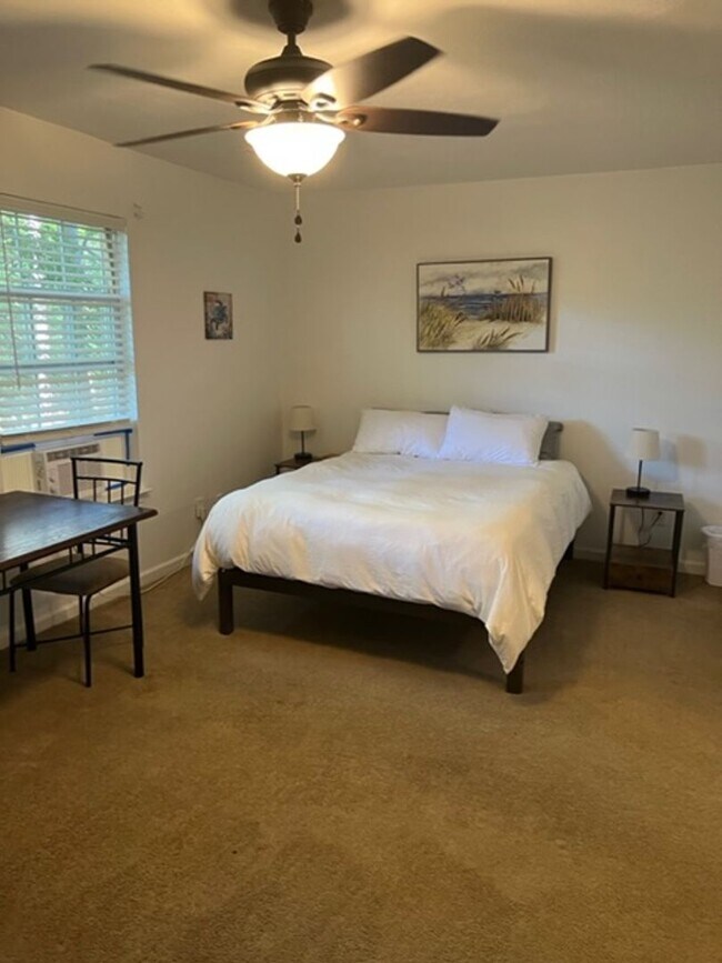 Building Photo - LARGE 3 BEDROOM TOWNHOME