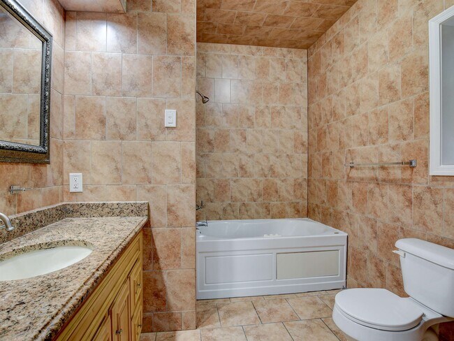 Building Photo - 38 Court House Pl