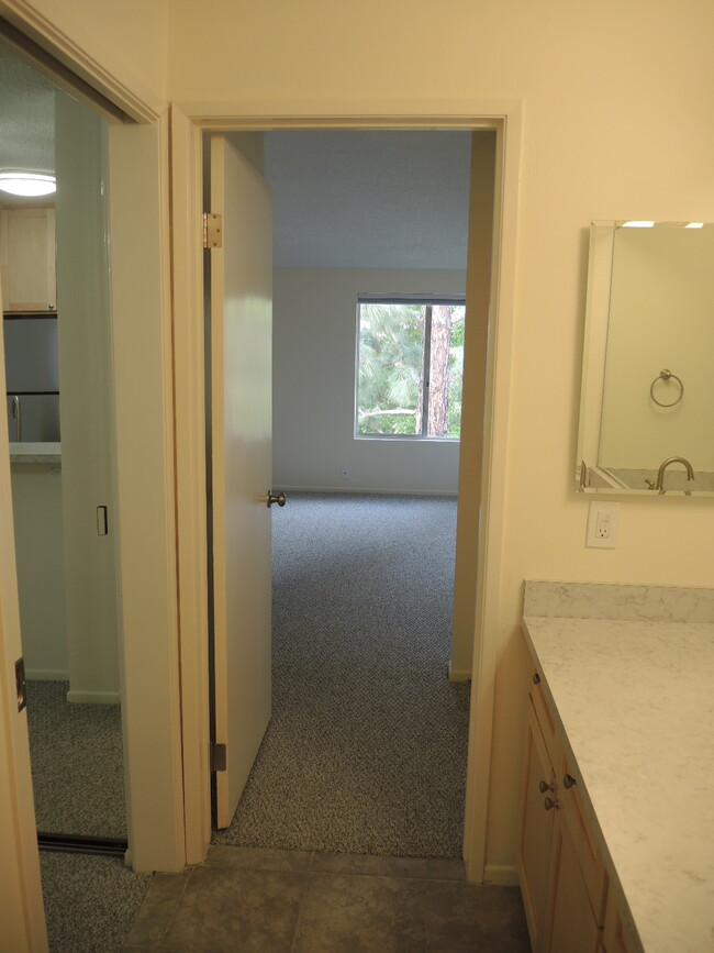 Building Photo - 1855 Diamond St