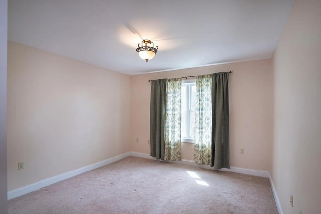 Building Photo - 4 Bedroom House For Rent