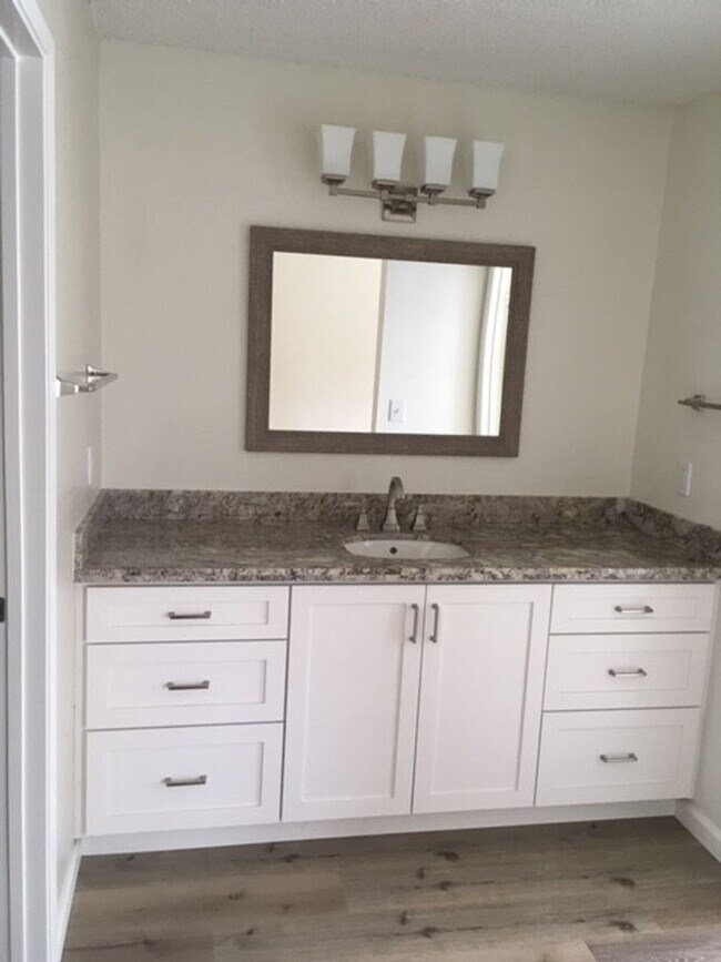 Building Photo - LOS GATOS  - Town House with designer upda...