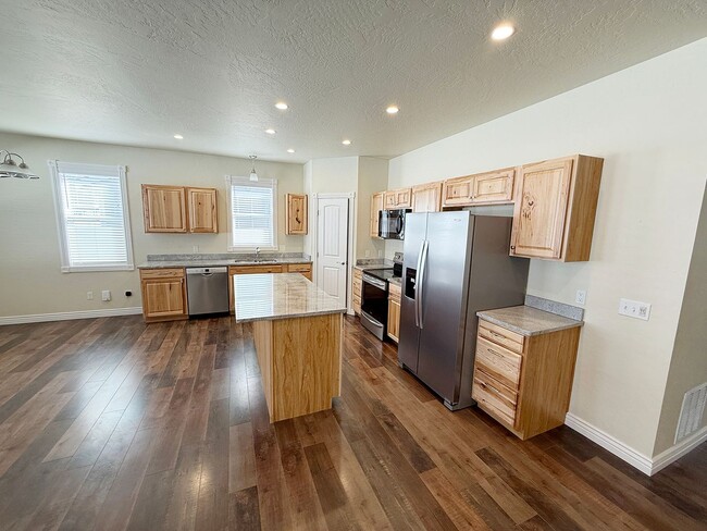 Building Photo - Sigle Family in East Valley